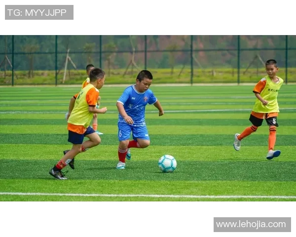 足球明星激情四射大力踢球瞬间精彩图片集锦展现运动魅力与风采